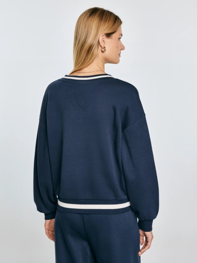 Bluza damska w stylu college z haftem z dekoltem v-neck granatowa Gabriella 403