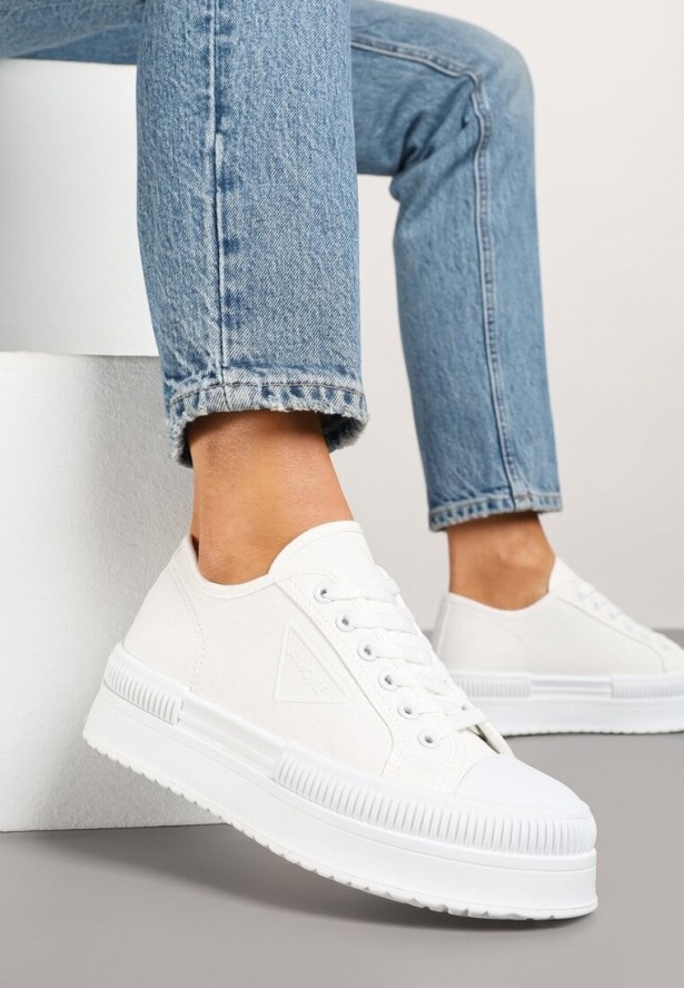 Białe Trampki na Platformie z Naszywką na Boku Alimiora