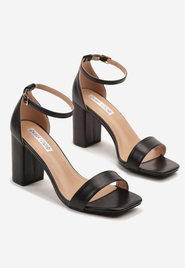 Czarne Sandały na Słupku Ozdobione Kwadratowym Noskiem Boroti