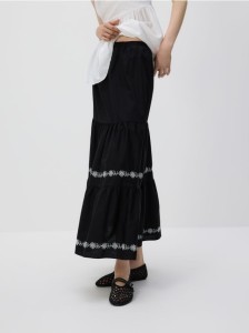 Spódnica maxi z ozdobnym haftem - czarny