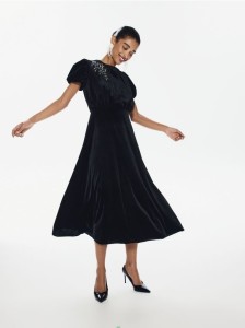 Welurowa sukienka midi - czarny