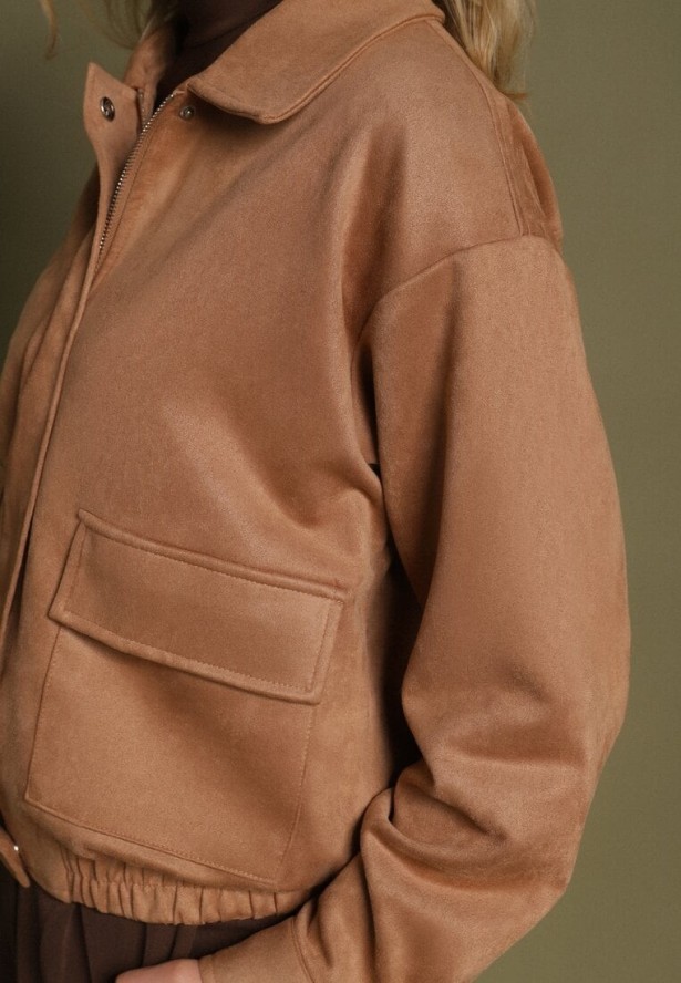 Beżowa Kurtka Przejściowa Bomberka z Imitacji Zamszu z Kołnierzykiem Ervila