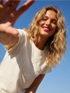 Bawełniana koszulka z ażurowymi detalami - kremowy