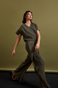 Spodnie z szerokimi nogawkami i gumą w talii oliwkowe