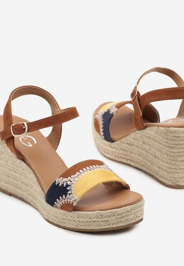 Brązowe Sandały na Plecionym Koturnie Ozdobione Geometrycznym Motywem Sonnovia