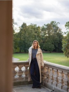 Dwurzędowy trencz z paskiem - beżowy