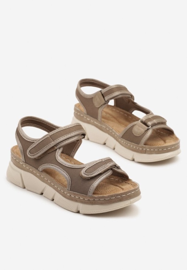 Ciemnobeżowe Sandały Sportowe na Rzepy na Tłoczonym Koturnie ze Skórzaną Wkładką Viretta