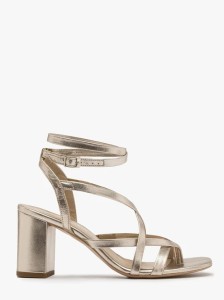 Platynowe japonki na obcasie