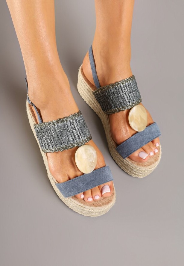 Niebieskie Sandały na Koturnie z Plecionką i Okrągłą Aplikacją Napine