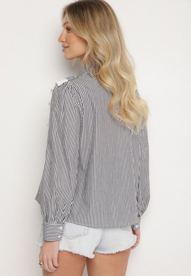 Czarna Bawełniana Koszula w Paski z Ozdobnym Dekoltem z Falbanką Paleriella