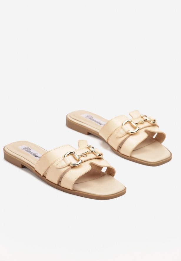 Beżowe Klapki Ozdobione Metaliczną Klamrą Fenusea