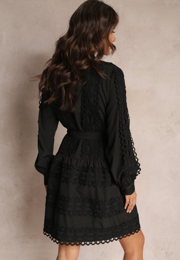 Czarna Sukienka Koszulowa z Wiązanym Paskiem i Ażurowymi Taśmami Deme