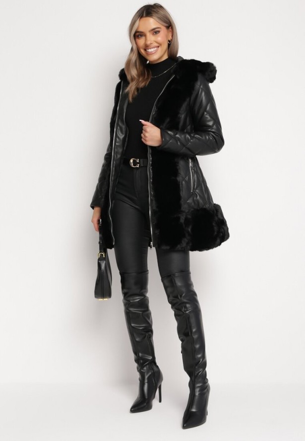 Czarna Pikowana Kurtka z Kapturem Wiązana Paskiem Ozdobiona Sztucznym Futerkiem Sagure