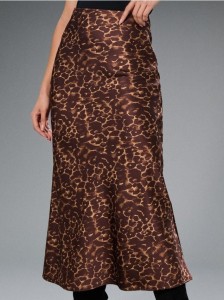 Satynowa spódnica midi w panterkę - brązowy