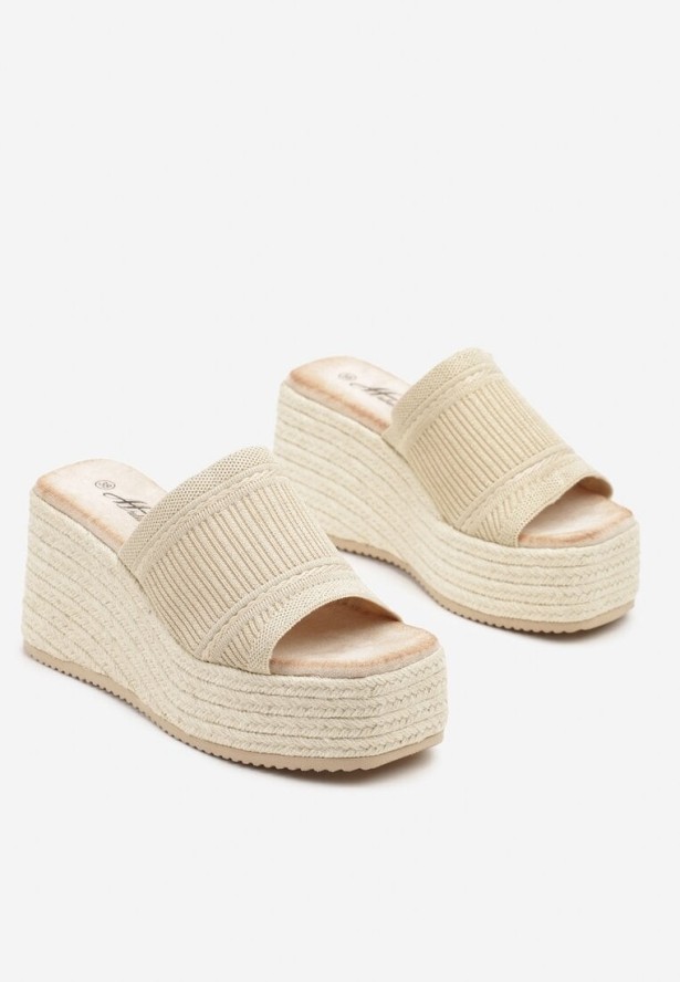 Beżowe Klapki na Koturnie w Stylu Boho z Tłoczoną Cholewką Neorwynne