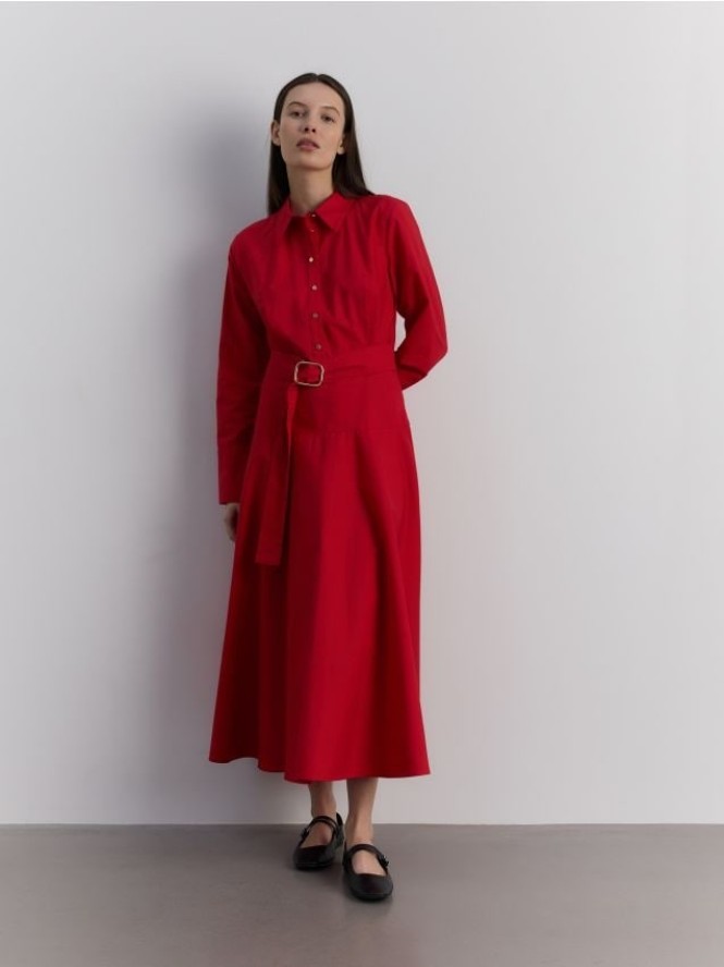 Koszulowa sukienka z paskiem - czerwony
