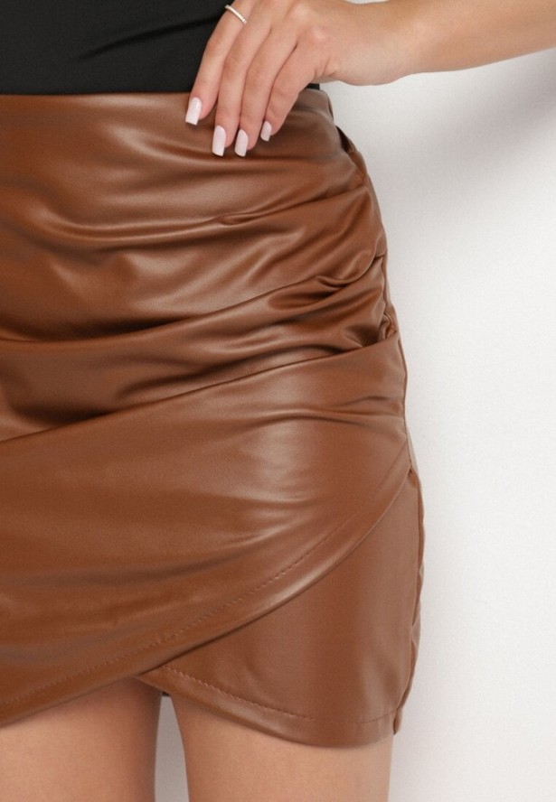 Brązowa Spódnica z Imitacji Skóry Marszczona Asymetryczna Vephi