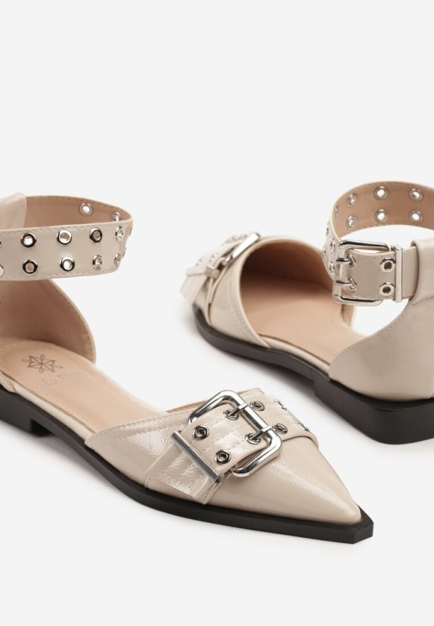 Beżowe Sandały Lakierowane z Ozdobnymi Klamrami Cleia