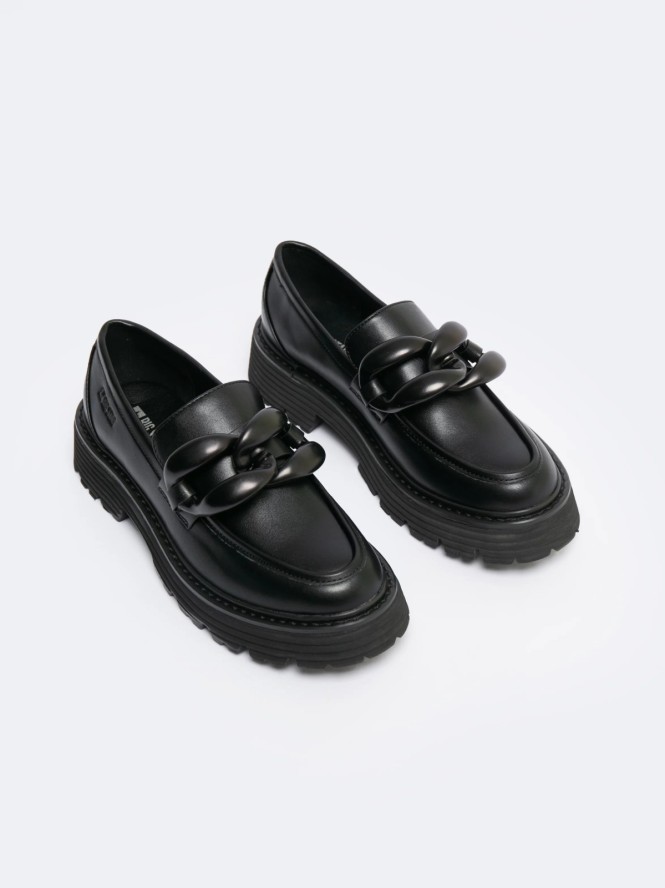 Mokasyny damskie loafersy z ozdobnym łaŅcuchem czarne LL274580 906