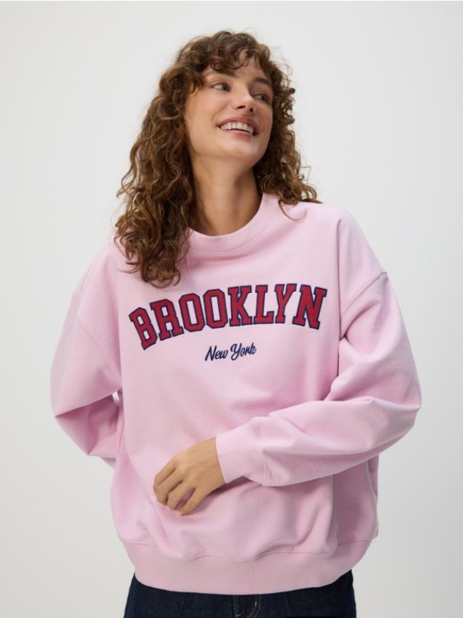Bluza z haftowanym napisem - różowy