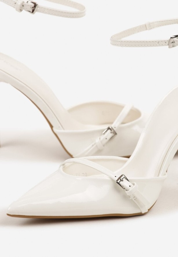 Białe Lakierowane Szpilki Vices Zdobione Paskiem z Klamerką Tilamea