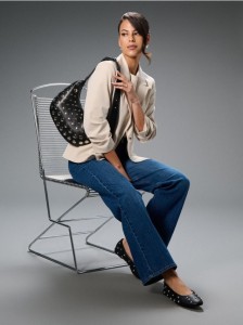 Torebka hobo na ramię z metalowymi dżetami - czarny