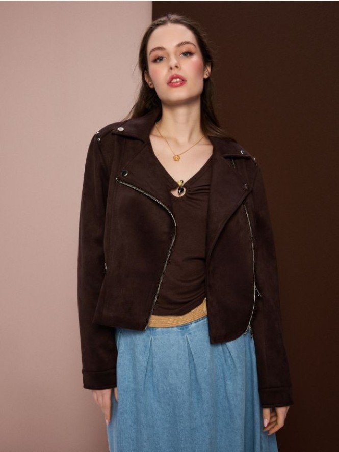 Ramoneska z imitacji zamszu z ozdobnymi ćwiekami - brązowy