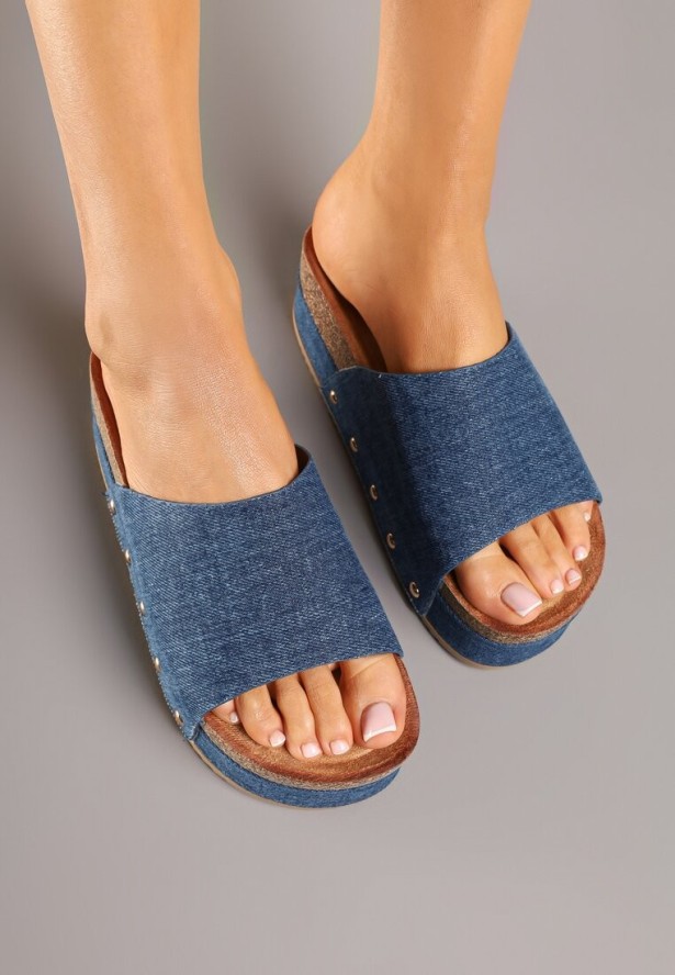 Ciemnoniebieskie Denimowe Klapki na Grubej Podeszwie z Ozdobnymi Nitami Emritia