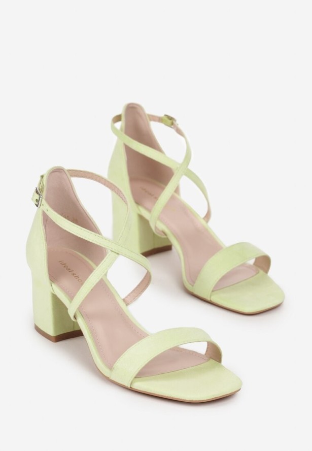 Żółte Sandały na Niskim Słupku z Kwadratowym Noskiem i Sprzączką Magalia