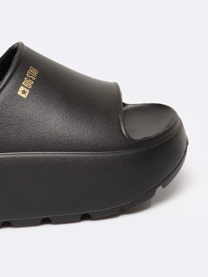 Klapki damskie na podwyższonej podeszwie czarne RR274A567 906