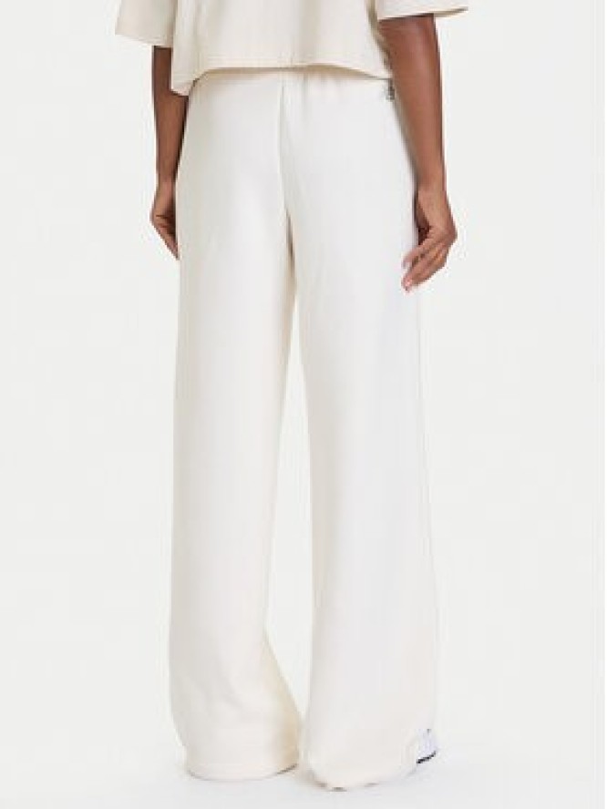 New Balance Spodnie dresowe WP53902 Biały Relaxed Fit