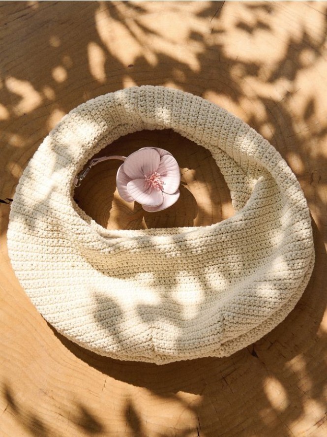 Szydełkowana torebka z zawieszką - złamana biel