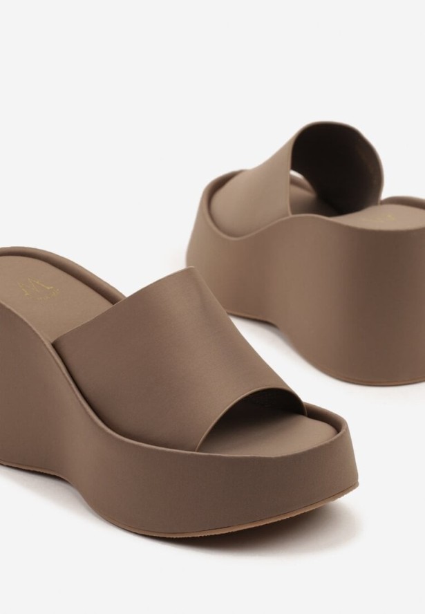 Ciemnobeżowe Klapki na Koturnie z Szerokim Paskiem Julietaia