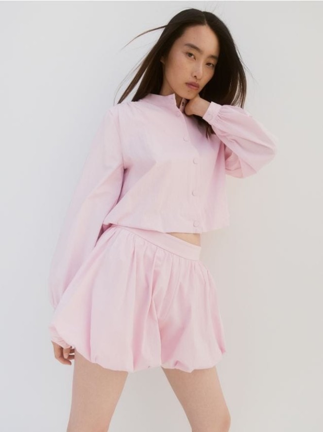 Szorty o kroju bombka - pastelowy róż