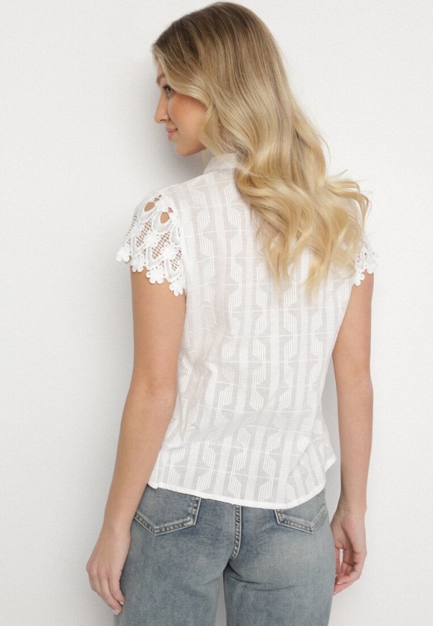 Biała Bawełniana Bluzka z Koronkowymi Rękawami i Ozdobnymi Tłoczeniami Adivien
