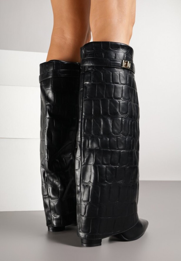 Czarne Kozaki na Obcasie z Tłoczoną Wywiniętą Cholewką i Klamrą Latalina