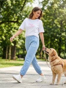 Bawełniana koszulka z haftowanym napisem - kremowy