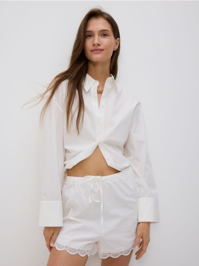 Szorty z koronkową wstawką - biały