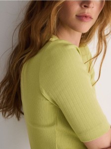 Prążkowany t-shirt z bawełnianej dzianiny - zielony