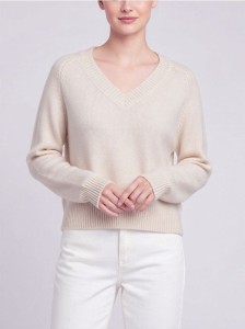 Sweter z dekoltem V - kremowy