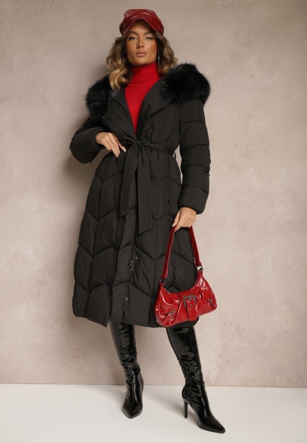 Czarna Długa Kurtka o Pikowanym Kroju z Kapturem i Odpinanym Futerkiem Ozdobiona Paskiem Vamimora