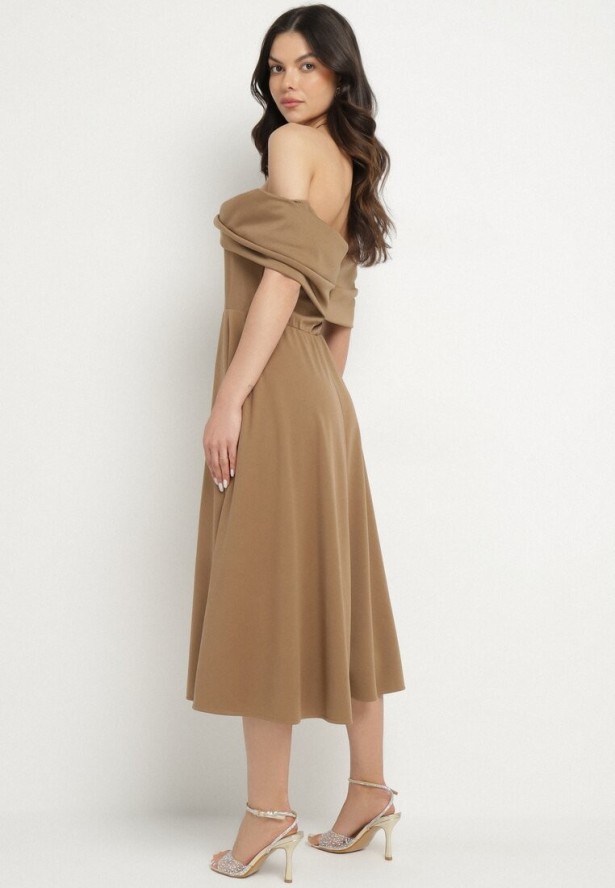 Brązowa Rozkloszowana Sukienka z Odsłoniętymi Ramionami i Drapowaniem Odilene