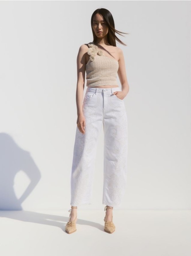 Jeansy barrel leg z haftem - biały