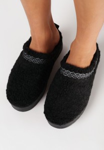 Czarne Wsuwane Kapcie na Platformie z Ozdobnym Haftem Olisia