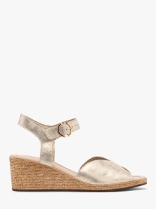 Platynowe sandały na spodzie typu koturna