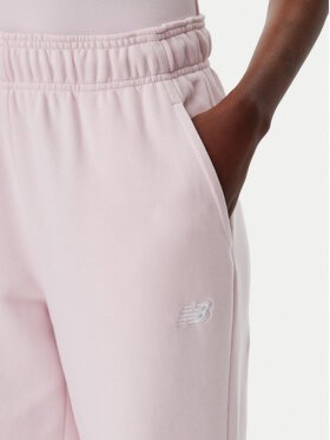 New Balance Spodnie dresowe Essentials WP41500 Różowy Relaxed Fit