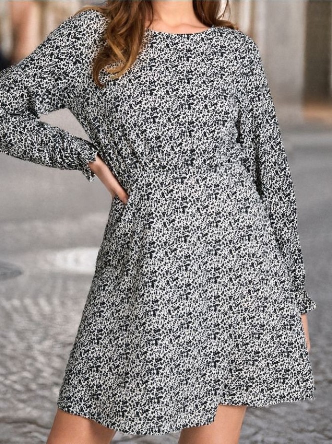 Sukienka mini z falbankami na mankietach - czarny