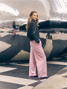 Luźne spodnie z zakładkami - pastelowy róż