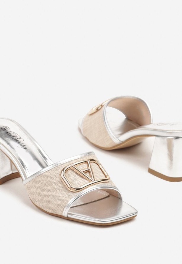 Srebrne Eleganckie Klapki na Słupku Zdobione Metaliczną Aplikacją Tillindira