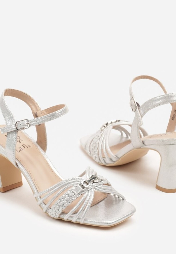 Srebrne Sandały na Słupku Ozdobione Metaliczną Aplikacją i Plecionką Sarivirae